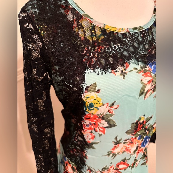 Gimmicks by BKE Blue Floral Black Lace Tunic Top Size: M - Picture 2 of 5